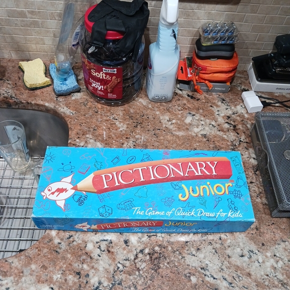 Vtg Pictionary Junior Board Game - Parker Brothers 1999 COMPLETE - Picture 1 of 15